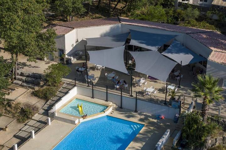 Camping pour 4 personnes, avec piscine et jardin, animaux acceptés