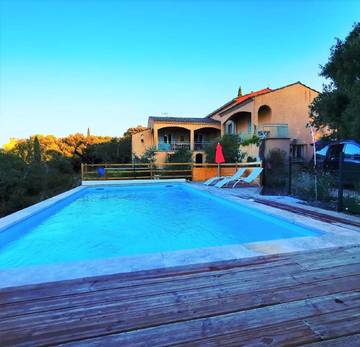 Gîte pour 9 personnes, avec terrasse et jardin à Saint-Siffret
