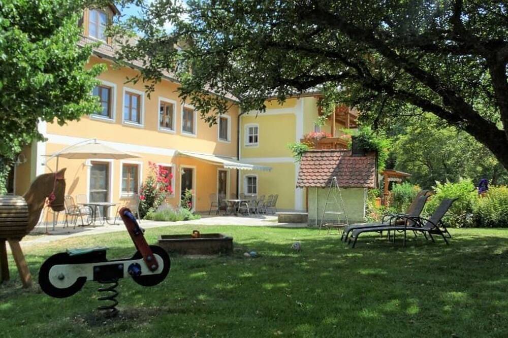 Ganze Wohnung, Gemütliche Ferienwohnung mit möblierter Terrasse und Zugang zum Garten in Plößberg, Ostbayern