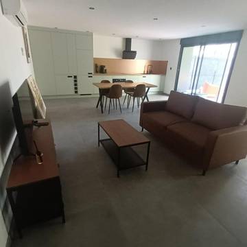 Gîte pour 4 personnes, avec terrasse à Loyettes