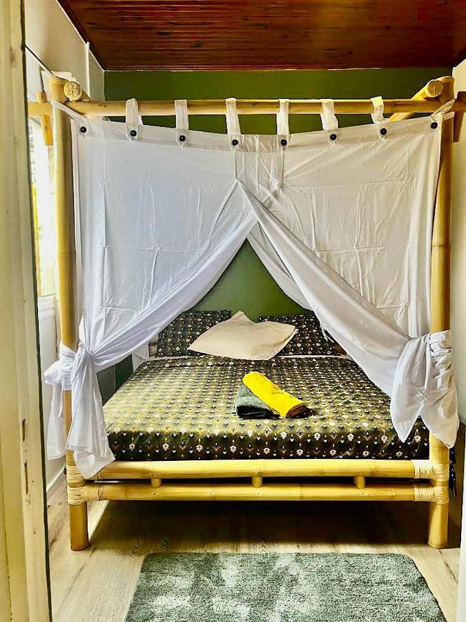 Chambre d’hôte pour 2 personnes, avec jardin ainsi que terrasse et vue dans Grands-Bois