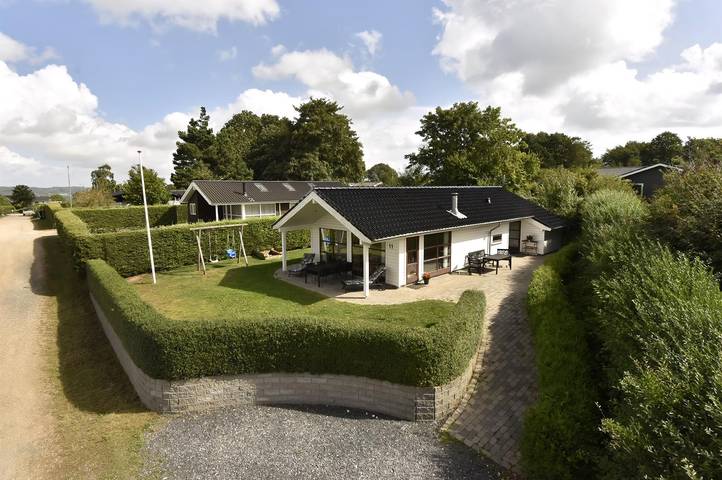 Ferieudlejning for 6 personer, med have og terrasse, husdyr tilladt i Hvidbjerg Strand