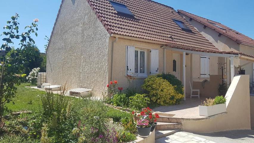 Location de vacances pour 8 personnes, avec Terrasse et Jardin à Goussainville
