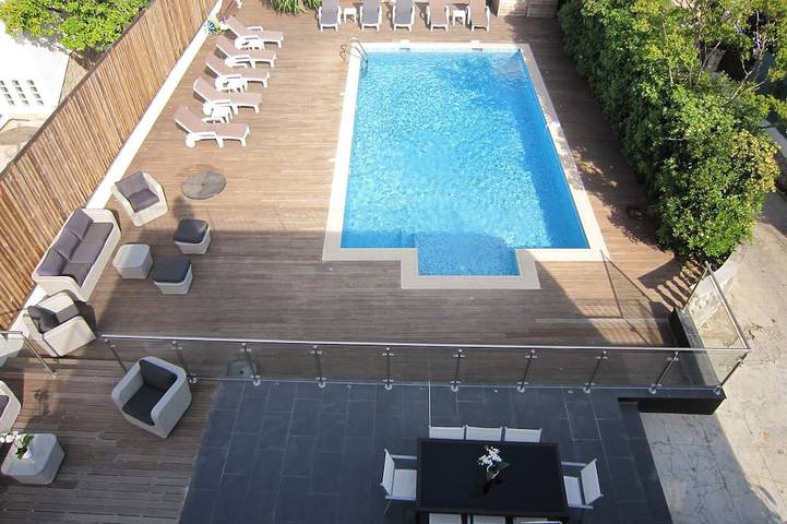 Villa for 14 people, with garden and hot tub as well as balcony, with pets in Cap d’Antibes