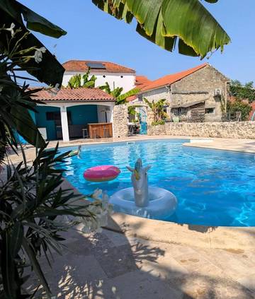 Location de vacances pour 9 personnes, avec piscine ainsi que terrasse et jardin, animaux acceptés à Colayrac-Saint-Cirq