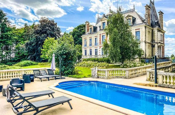 Location de vacances pour 15 personnes, avec piscine et vue sur le lac ainsi que jardin et vue à Saint-Léger-de-Fougeret - 2