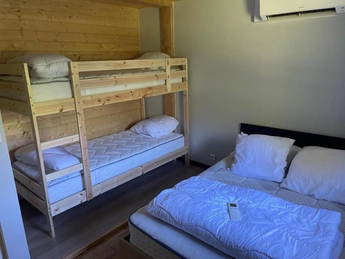 Location de vacances pour 6 personnes, avec terrasse et vue sur le lac ainsi que vue et jardin à Henrichemont - 4