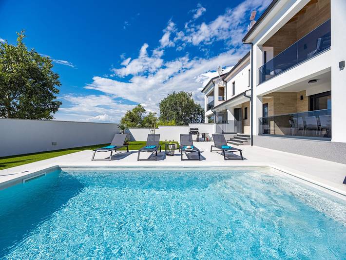 Vakantiehuis voor 6 personen, with Balkon and Terras as well as Tuin and Zwembad in Pula