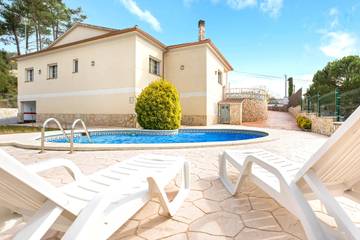 Villa voor 8 Personen in Aiguaviva Parc, Lloret de Mar, Afbeelding 1