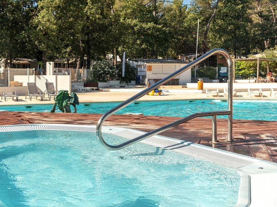 Camping Domaine de la Sainte Baume - Mobilhome 6 personnes - Mobil-home | Classic | 2 Ch. | 4/6 Pers. | Terrasse surélevée | Clim. | Tv in Nans-les-Pins, Région de Brignoles
