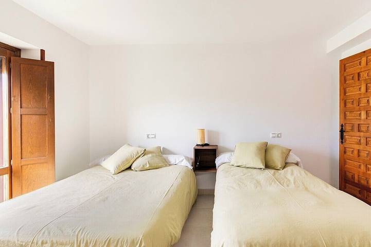 Entire apartment, Casa Luis: Apartamento con Jardín Privado en los Pirineos in Castiello de Jaca, Aragonese Pyrenees