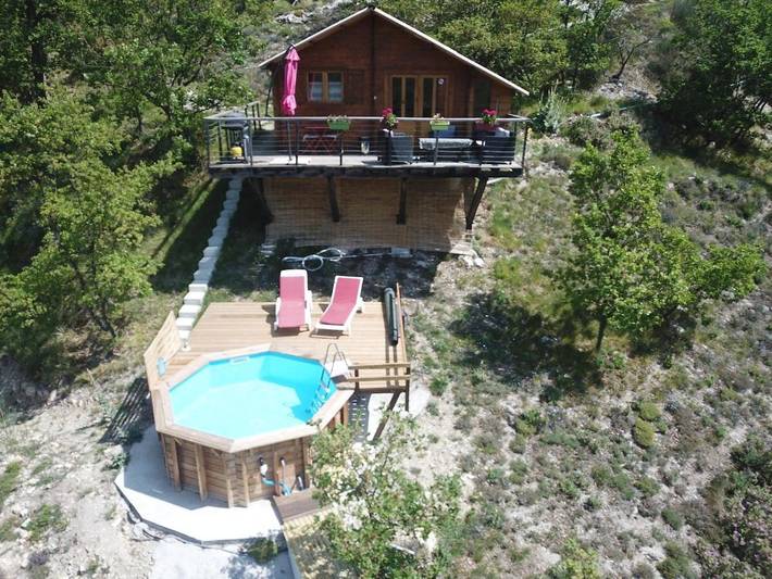 Chalet pour 2 personnes, avec jardin ainsi que piscine et vue