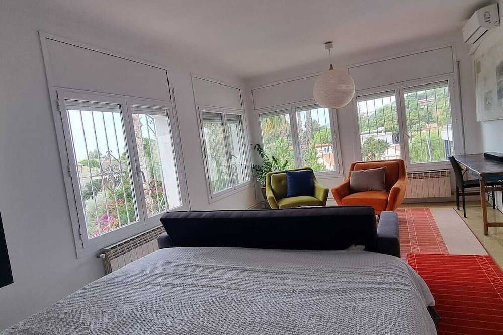 Marvelous 4-bedroom garden house, Castelldefels,5 min. walking from the beach in Castelldefels, Baix Llobregat