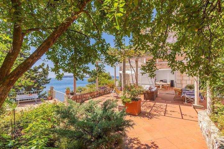 Villa pour 4 personnes, avec Balcon et Terrasse ainsi que Jardin et Vue à Lozica