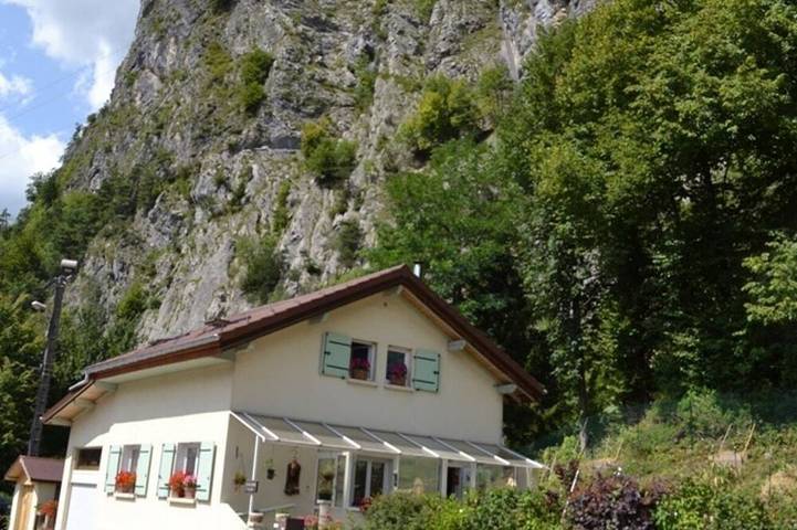 Chambre d’hôte pour 2 personnes, avec Jacuzzi ainsi que Jardin et Piscine à Thônes