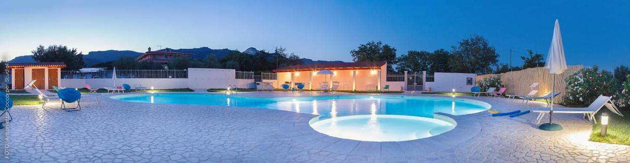 Agritourisme pour 2 personnes, avec piscine et bassin pour enfant ainsi que vue et jardin, animaux acceptés en Sardaigne