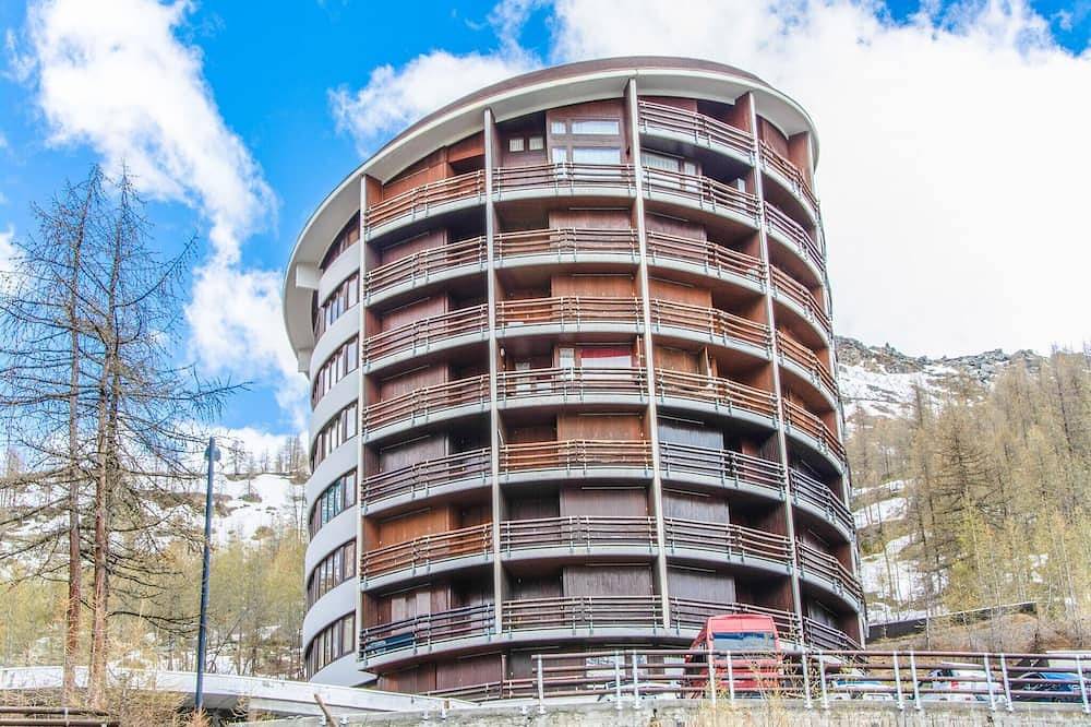 Entire apartment, Apartment in Cervinia with Ski Access in Cervinia Cielo Alto, Valtournenche