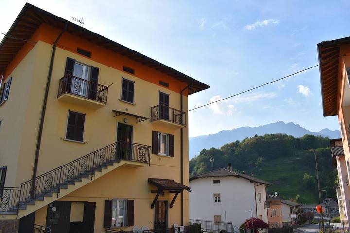 Location de vacances pour 4 personnes, avec balcon et vue à San Giovanni Bianco