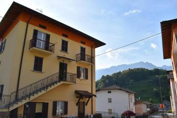 Gîte pour 4 personnes, avec balcon et vue à San Giovanni Bianco