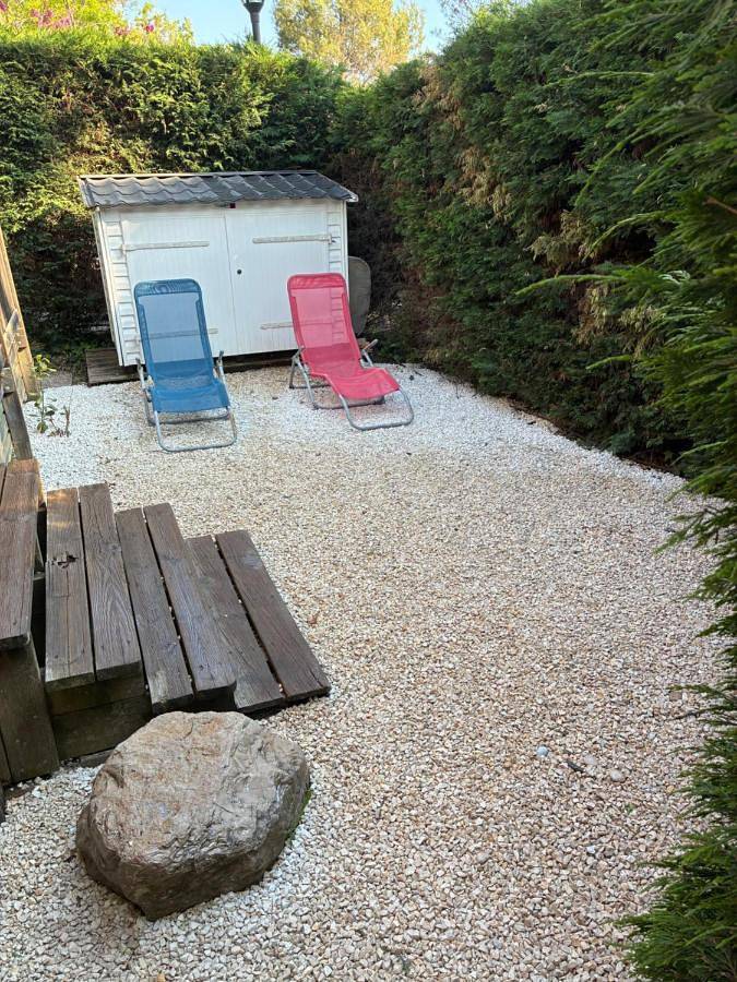 Camping pour 6 personnes, avec Terrasse et Jardin ainsi que Piscine et Vue à La Roque-d'Anthéron - 4