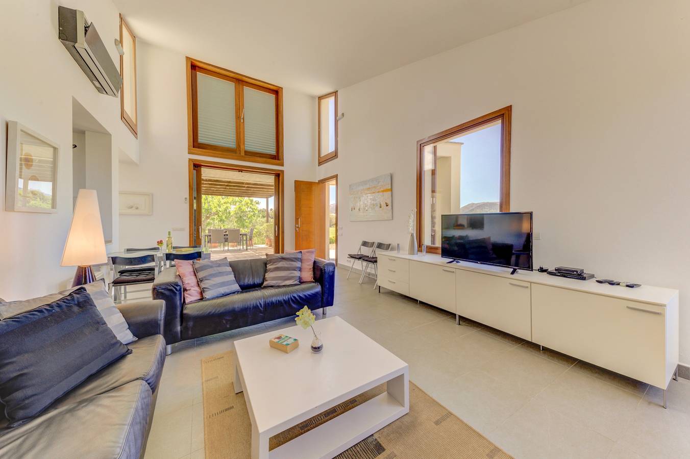Beautiful villa with mountain views, 5km to beach in Alcúdia, Północna Majorka
