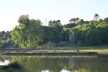 Chambre d’hôte pour 2 personnes, avec piscine et vue ainsi que jardin et vue sur le lac à Tourves