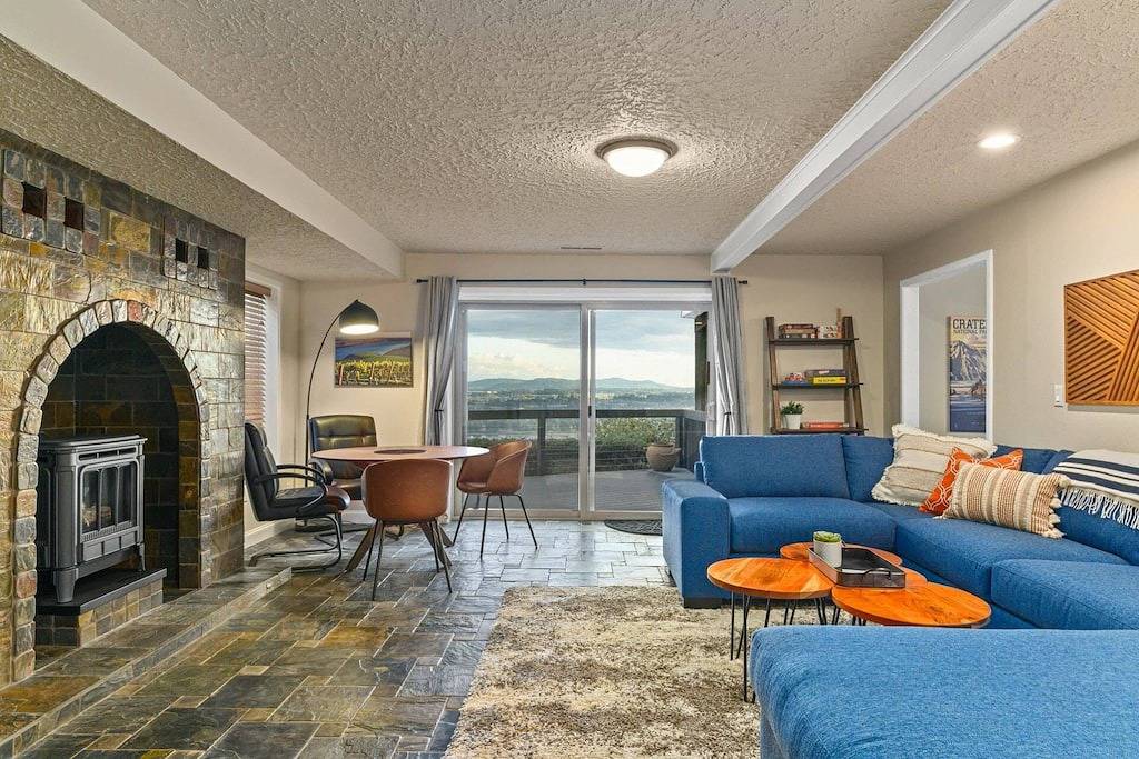 Stunning Panoramic River and Mountain Views, Huge Covered Decks, Fire-Pit, Ping Pong, Gym, & More in Camas (Washington), Washington