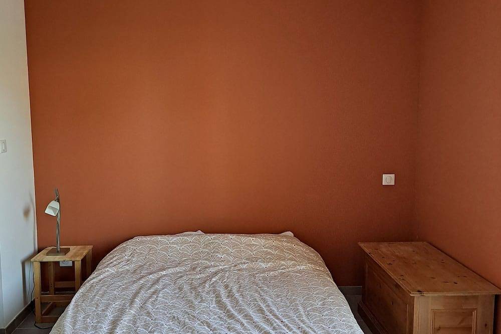 Single room with private bathroom in Saint-Martin-de-Crau, Mediterranean Coast (France)