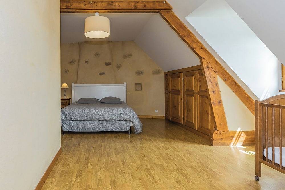 Villa Paola, maison de vacances avec une grande piscine privée clôturée. in Saint-Rabier, Périgord Noir