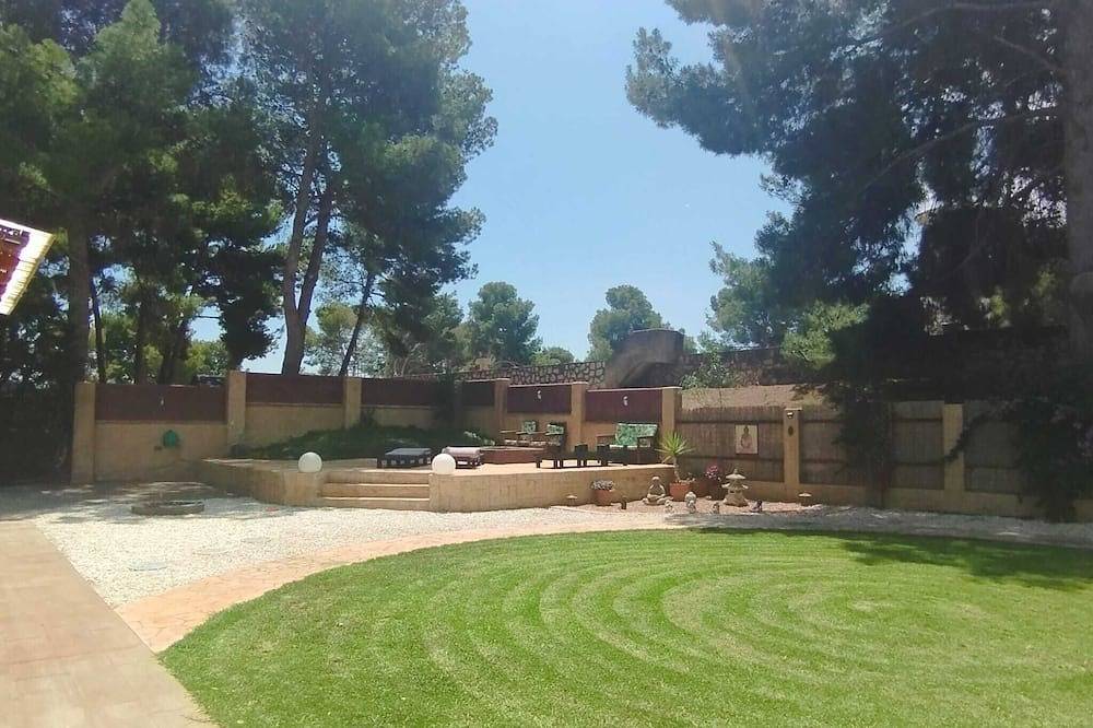 Villa with private pool & bar area. Terraces, and a unique chill-out bar area. in Liria, Provincia de Valencia