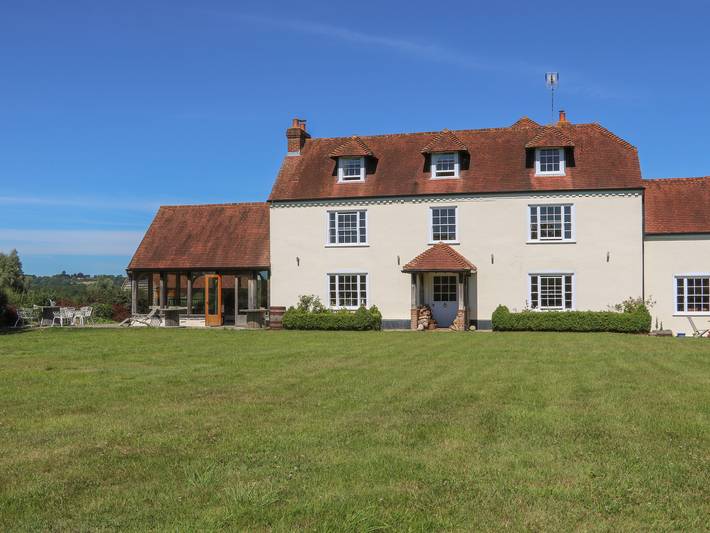 Cottage for 16 people, with garden in Hampshire