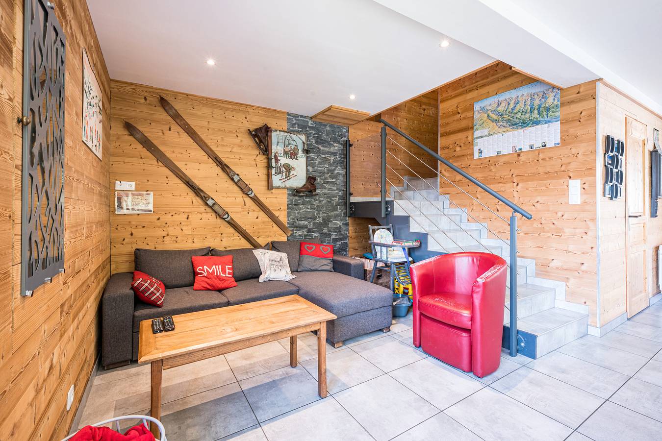 Apartamento entero, Apartamento 'Breizh Chalet - 14 Personnes' con vistas a la montaña, terraza privada y Wi-Fi in Saint-Colomban-des-Villards, Región de Saint-Jean-de-Maurienne