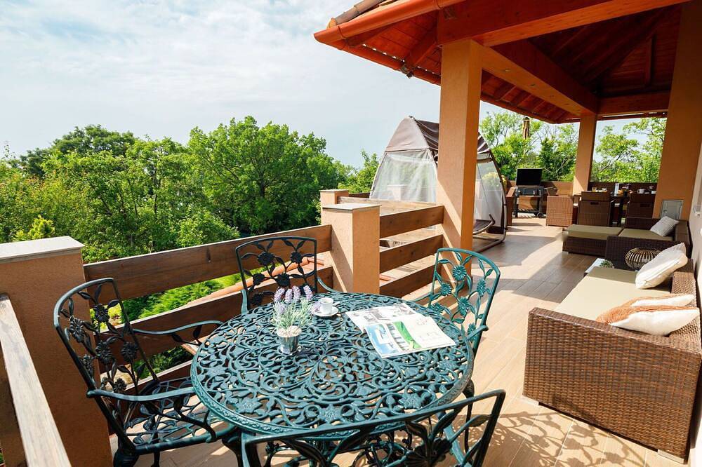 Schönes  Ferienhaus für 6 Leute mit  W-Lan, Tv und Terrasse in Revfülöp, Balaton Region