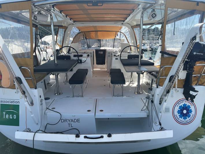 Bateau pour 12 personnes dans Port Pin Rolland