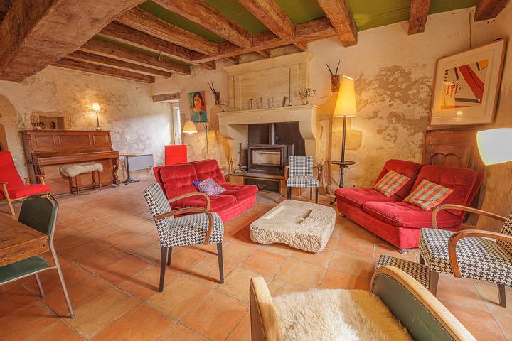 Gîte pour 7 personnes, avec piscine ainsi que jardin et terrasse à Jugazan
