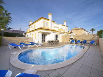 Gîte pour 9 personnes, avec piscine et balcon dans Galé