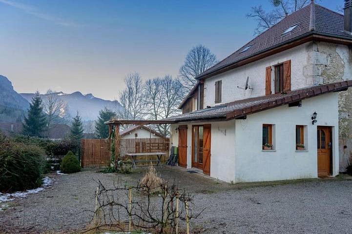 Gîte pour 4 personnes, avec jacuzzi à Saint-Christophe-sur-Guiers