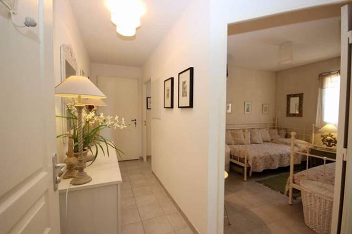 Gîte pour 5 personnes, avec jardin ainsi que terrasse et piscine dans Golf de Pont Royal - 4