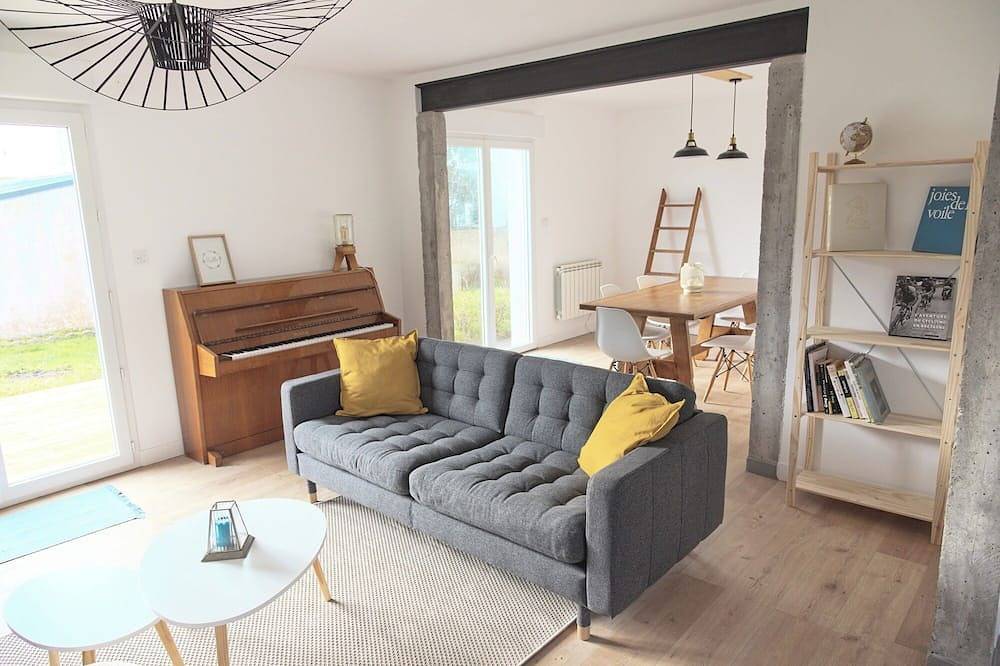 Grande maison lumineuse au calme avec piano et jardin clos ensoleillé. in Guilvinec, Région de Quimper