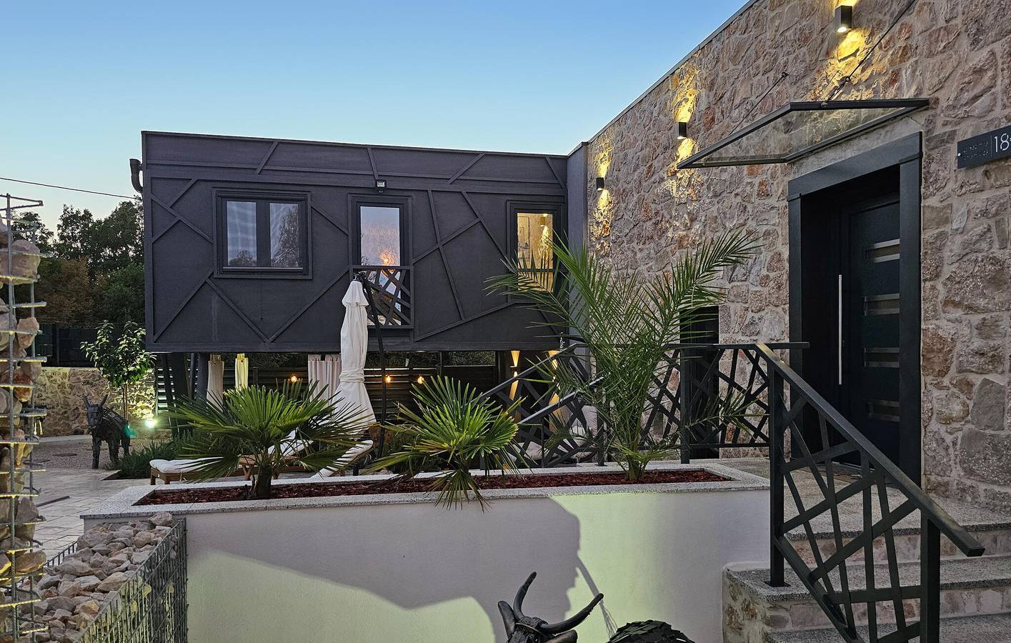Geräumige 2-Zimmer-Wohnung mit Pool, Terrasse und WLAN in Dalmatinisches Zagora