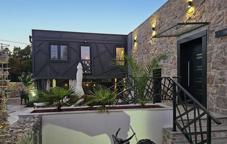 Geräumige 2-Zimmer-Wohnung mit Pool, Terrasse und WLAN in Dalmatinisches Zagora