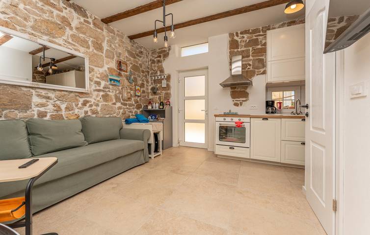 Gemütliche Ferienwohnung mit Pool, Terrasse und WLAN, 2,5 km von der Küste entfernt in Ugrinici, Tkon