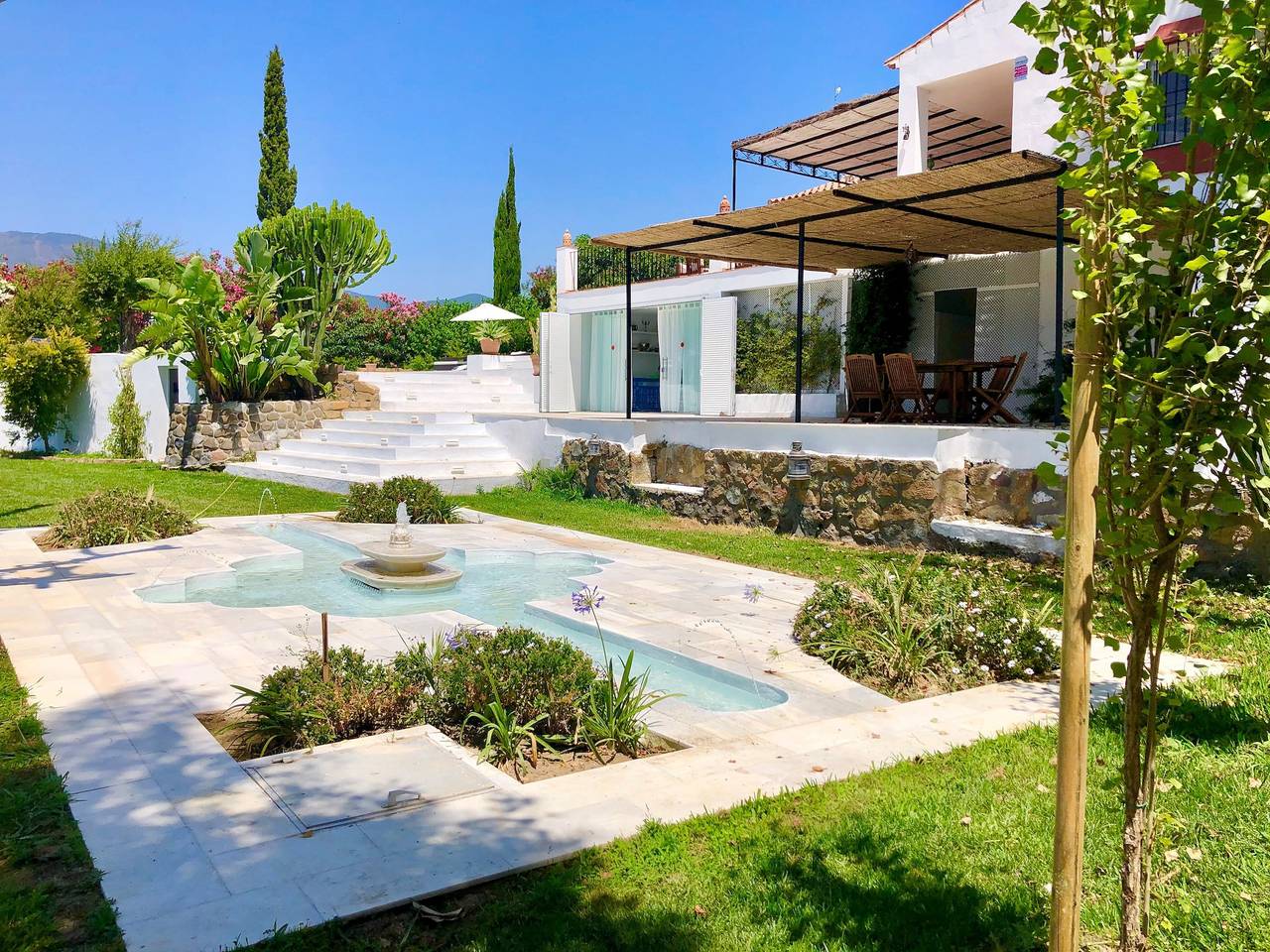 Finca "Almijan Alegria" con vistas al mar y a la montaña, piscina y Wi-Fi in Reinoso, Estepona