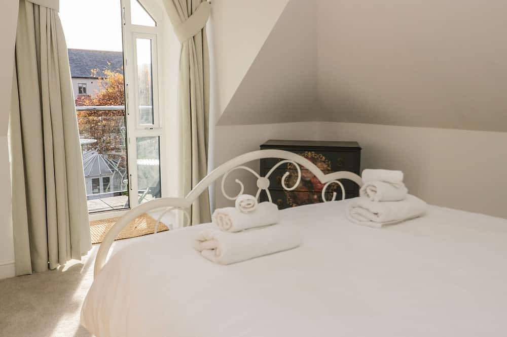 Beach House, family friendly, country holiday cottage in Colwyn Bay in Rhos on Sea, Conwy region