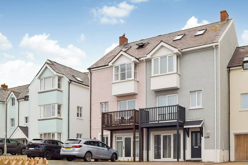 Choose Ty Celyn for its great location just a short walk from the beach. in Broad Haven, Pembrokeshire