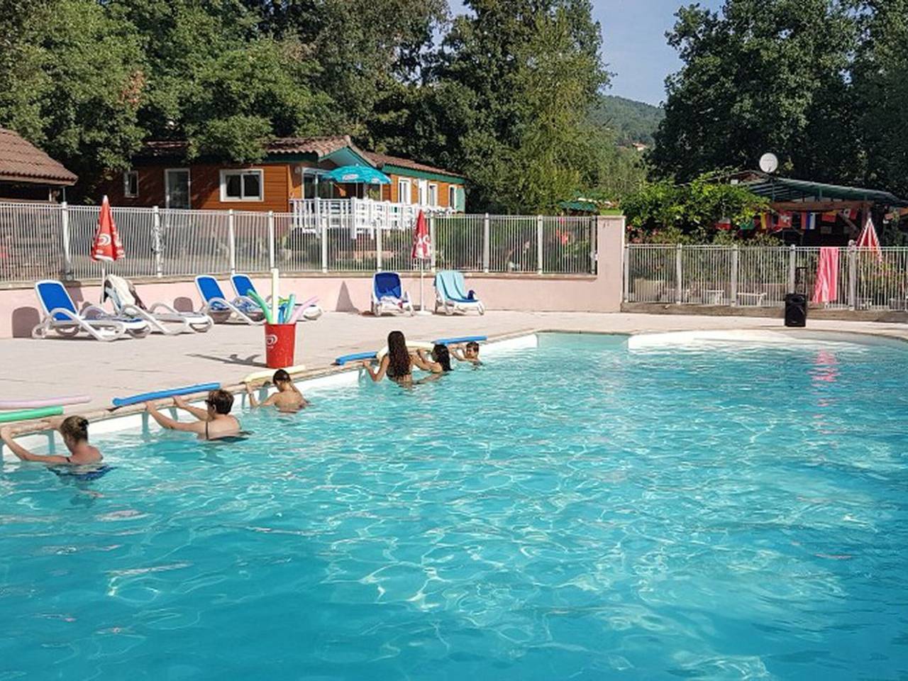 Mobil-home confortable avec terrasse - 4 pers. in Neffes, Région de Gap