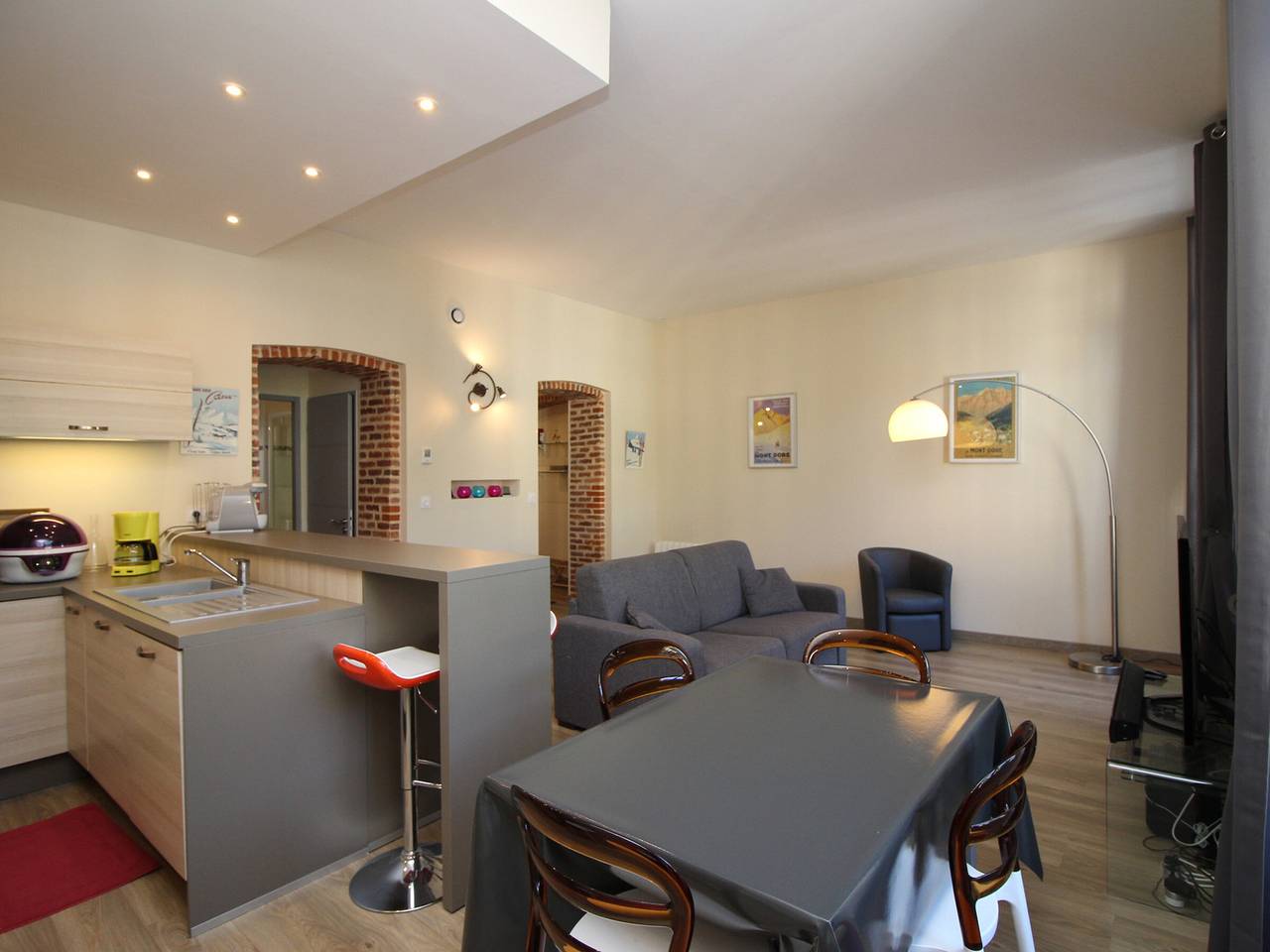 Entire apartment, Le Mont Dore - Spacious 2-Bedroom Apartment with Balcony and Wifi in Center in Mont-Dore, Volcans d'Auvergne Regional Nature Park