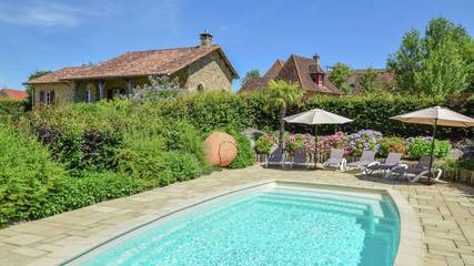 Location de vacances pour 10 personnes, avec terrasse ainsi que jardin et piscine, animaux acceptés à Saint-Médard-d'Excideuil