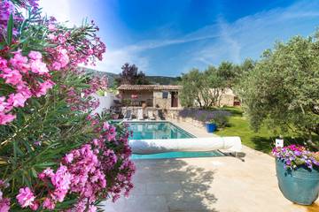 Gîte pour 6 personnes, avec jardin ainsi que terrasse et piscine, animaux acceptés à Maubec