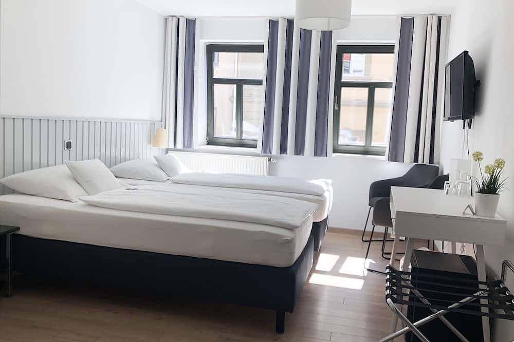 Ganze Wohnung, Doppelzimmer mit Boxspringbett in Bad Neustadt an der Saale, Rhön-Bayern